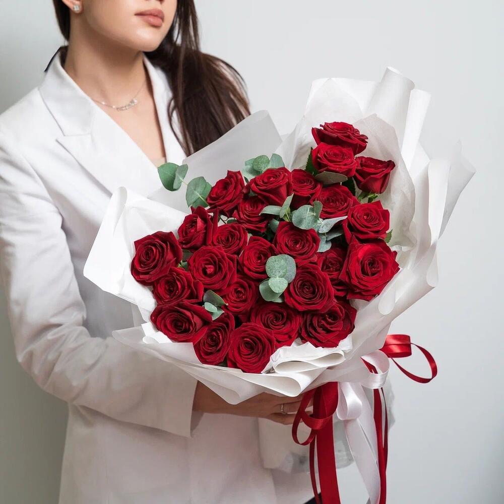Роскошный букет из 25 красных роз с эвкалиптом – королевский подарок  Абаза Республика Хакасия