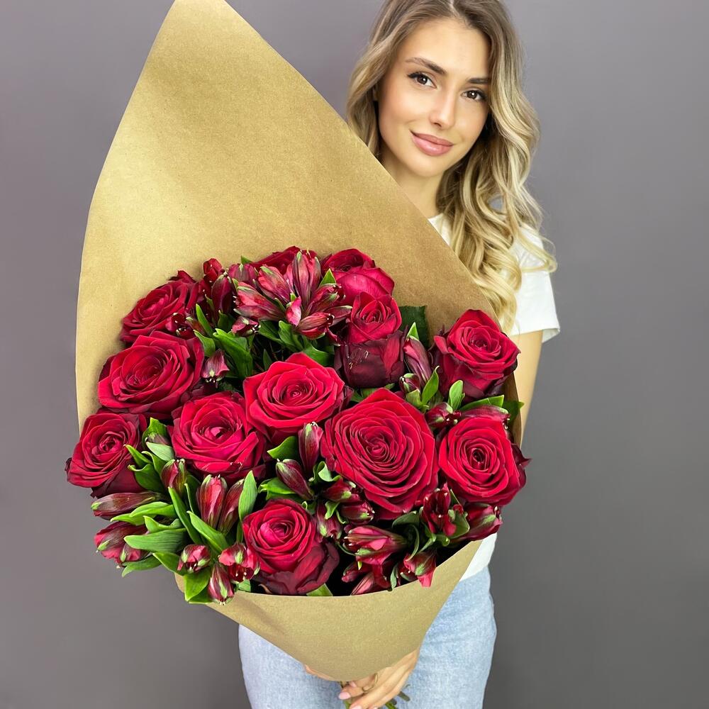 Букет «Стрелиция» – гармония из красных роз и белых альстромерий  Абаза Республика Хакасия