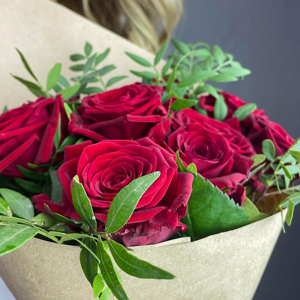 Букет из 9 красных роз с фисташкой – гармония страсти и свежести Абаза Республика Хакасия