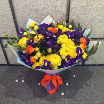 Роскошный букет из синих ирисов и кустовых роз с зеленью – гармония контрастов Абаза Республика Хакасия