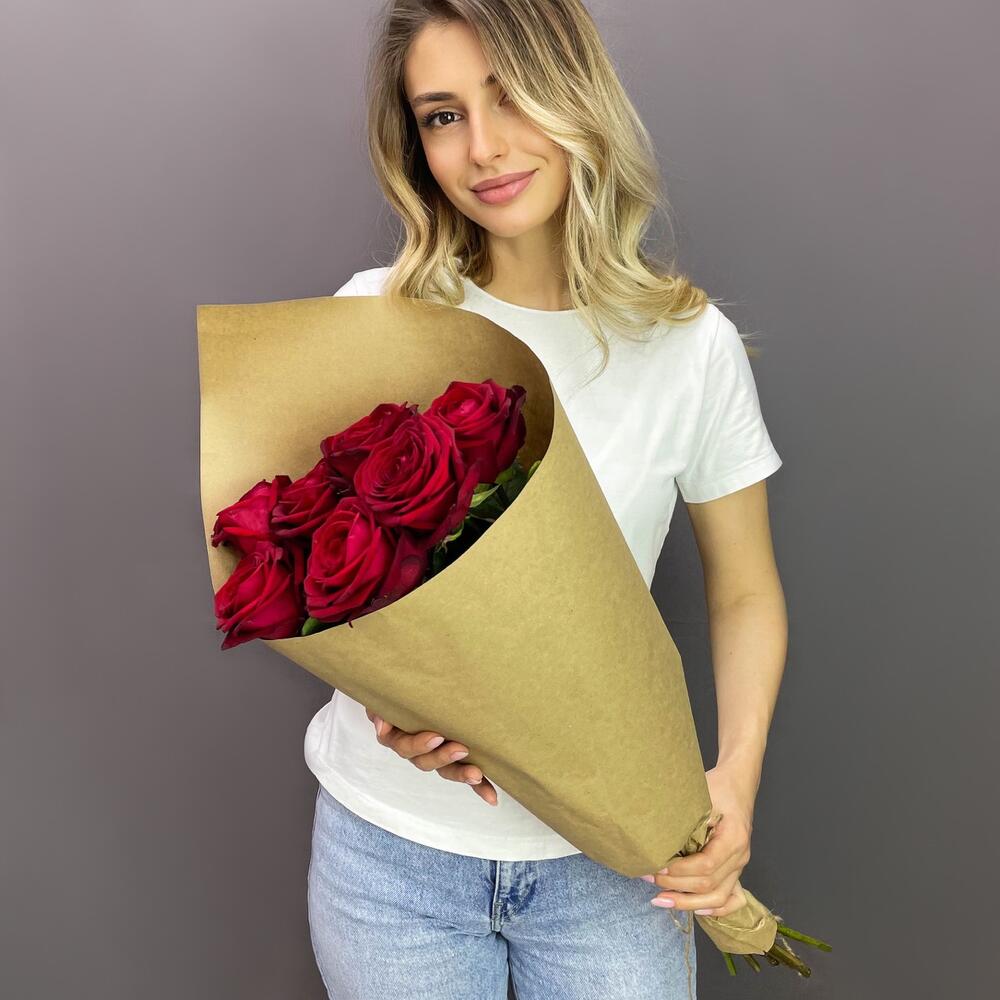 Букет из 7 красных роз в крафте – страсть в стильной упаковке Абаза Республика Хакасия