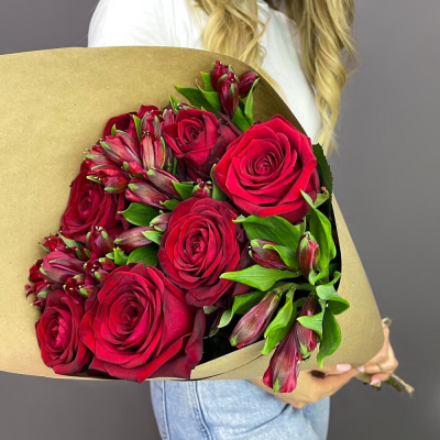 Букет «Страсть» – гармония красных роз и нежных альстромерий Абаза Республика Хакасия