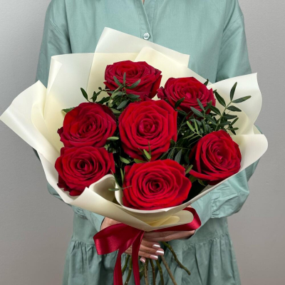 Букет «Гранатовый» из красных роз в роскошной упаковке Абаза Республика Хакасия