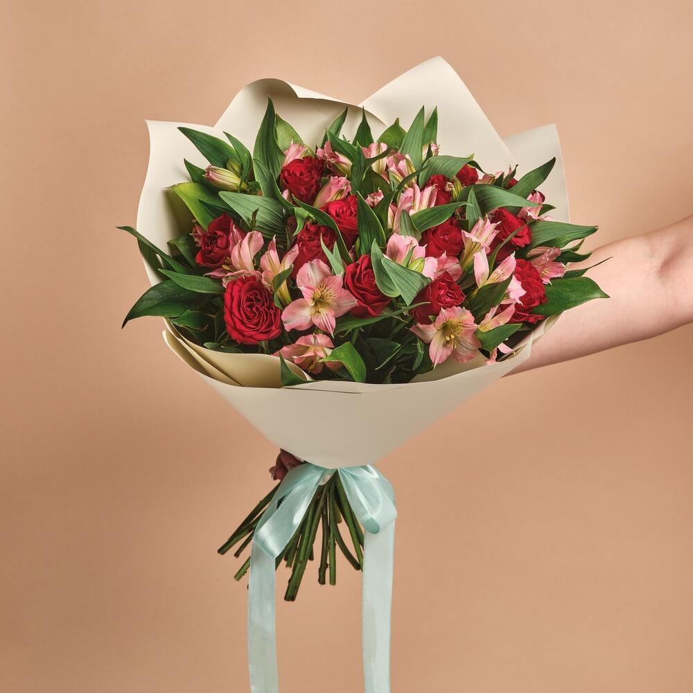 Букет «Нежность слов» — гармония красных роз и нежных альстромерий Абаза Республика Хакасия
