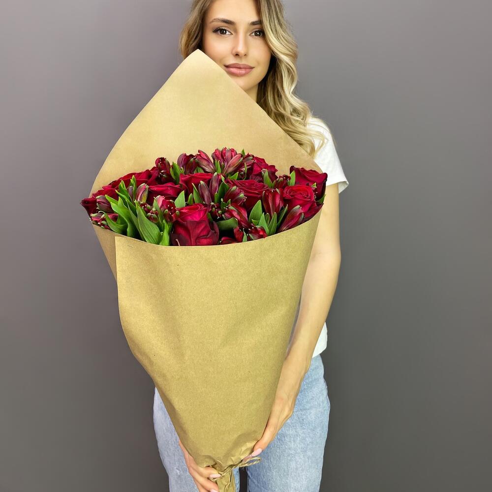 Букет «Стрелиция» – гармония из красных роз и белых альстромерий  Абаза Республика Хакасия