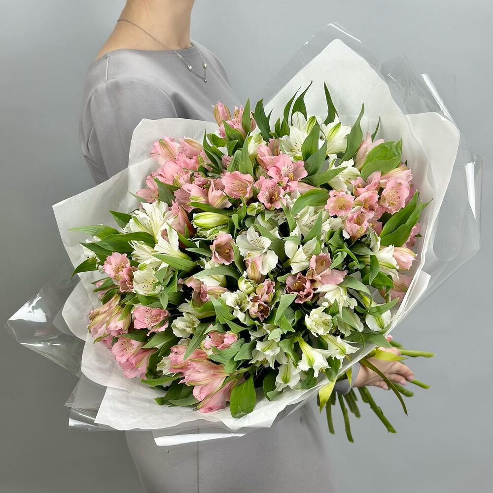 Букет «Гармония» – нежное сочетание белых и розовых альстромерий Абаза Республика Хакасия