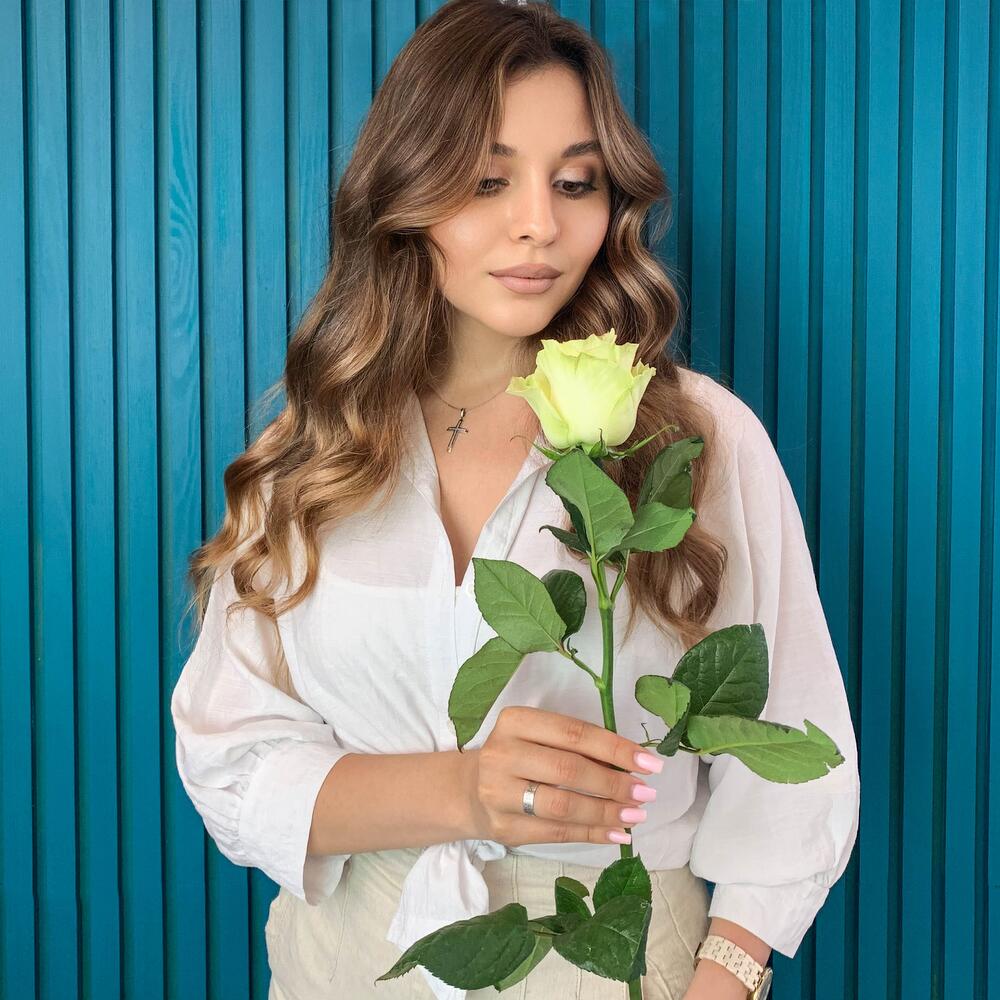 Комплимент из белой эквадорской розы – элегантность в каждом лепестке Абаза Республика Хакасия