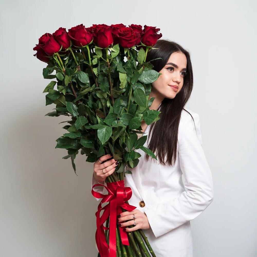 Роскошный букет «Эксплорер» – 25 красных роз для самых важных моментов Абаза Республика Хакасия
