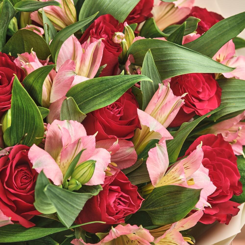 Букет «Нежность слов» — гармония красных роз и нежных альстромерий Абаза Республика Хакасия