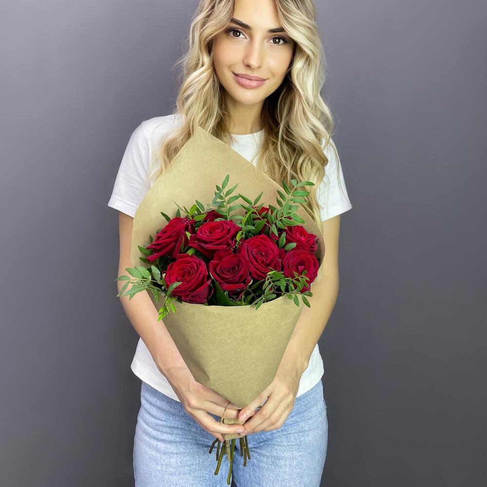 Букет из 9 красных роз с фисташкой – гармония страсти и свежести Абаза Республика Хакасия