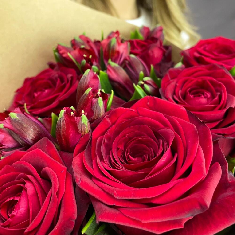 Букет «Страсть» – гармония красных роз и нежных альстромерий Абаза Республика Хакасия