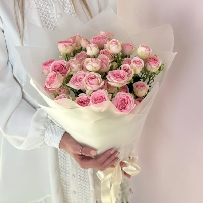 Букет «Нежный аромат» – пышные розовые кустовые розы в элегантной упаковке Абаза Республика Хакасия