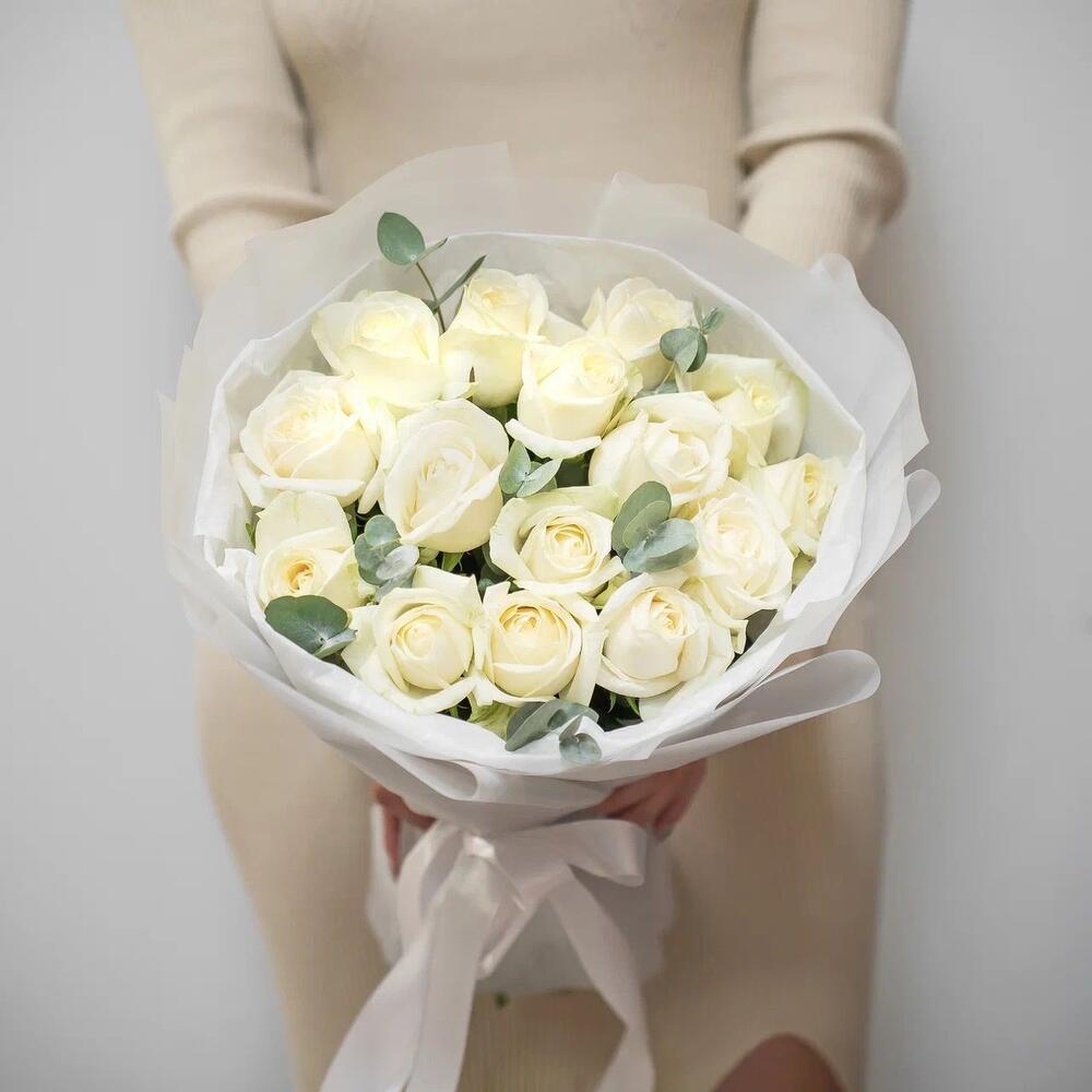 Букет из 15 белых роз с эвкалиптом – чистота и изысканность Абаза Республика Хакасия