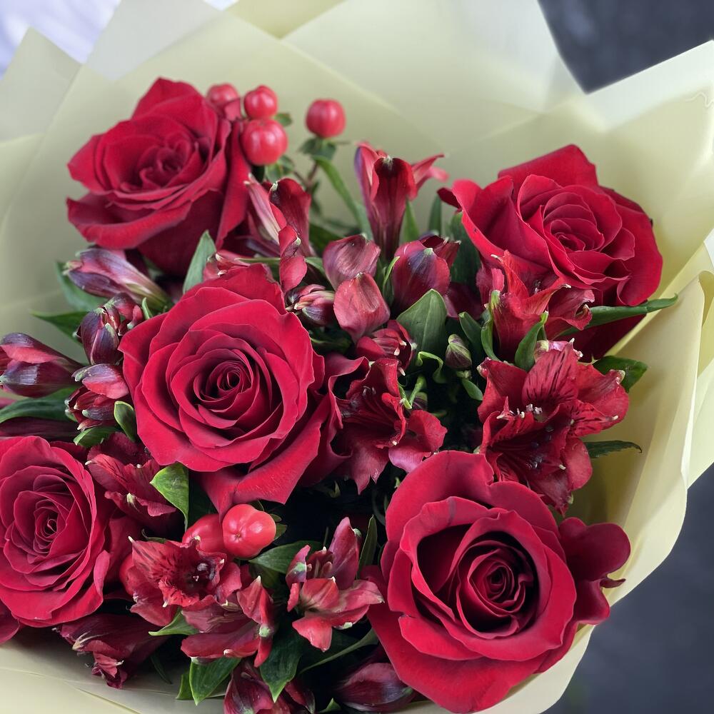 Букет «Бордо» – сочетание красных эквадорских роз и благородных альстромерий Абаза Республика Хакасия