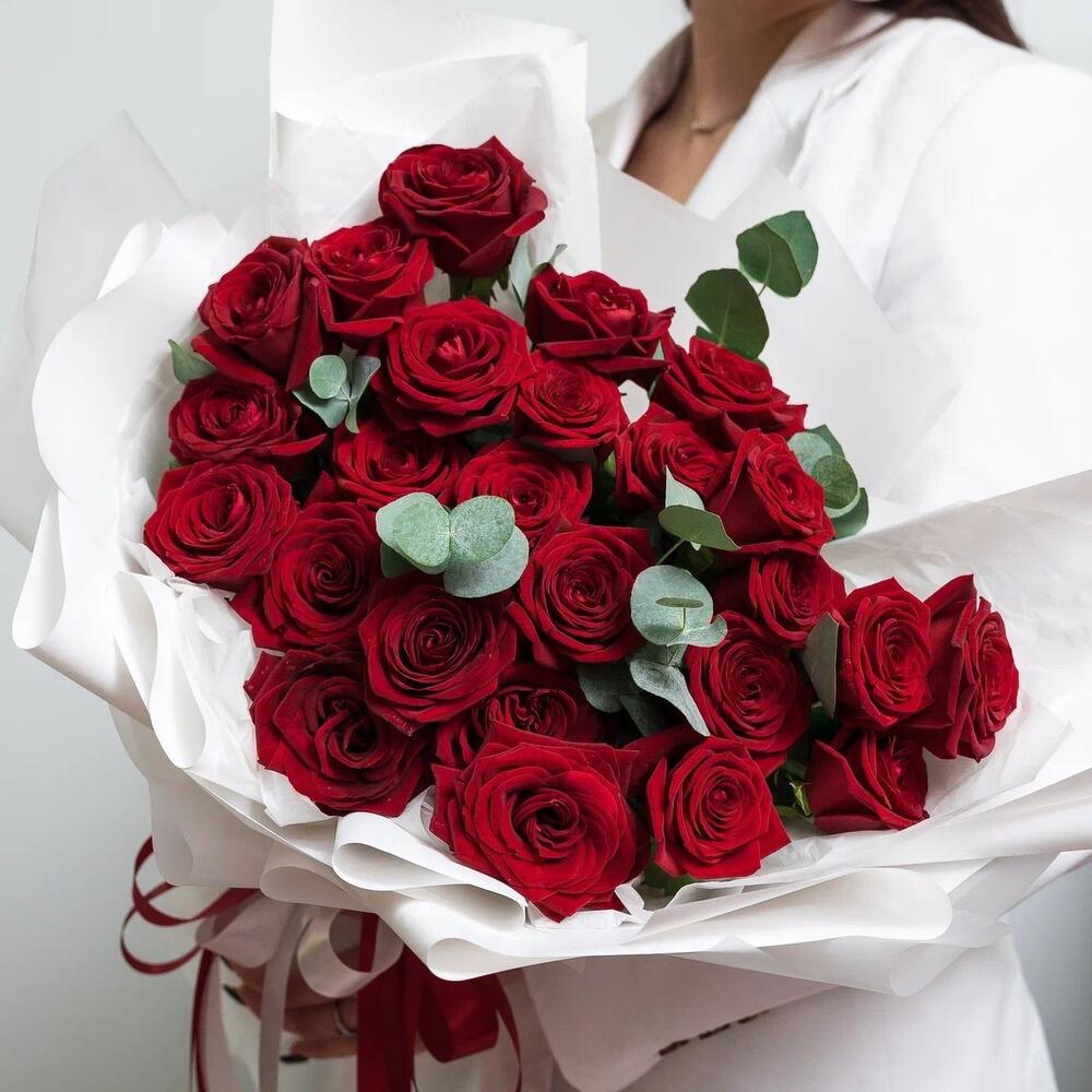 Роскошный букет из 25 красных роз с эвкалиптом – королевский подарок  Абаза Республика Хакасия