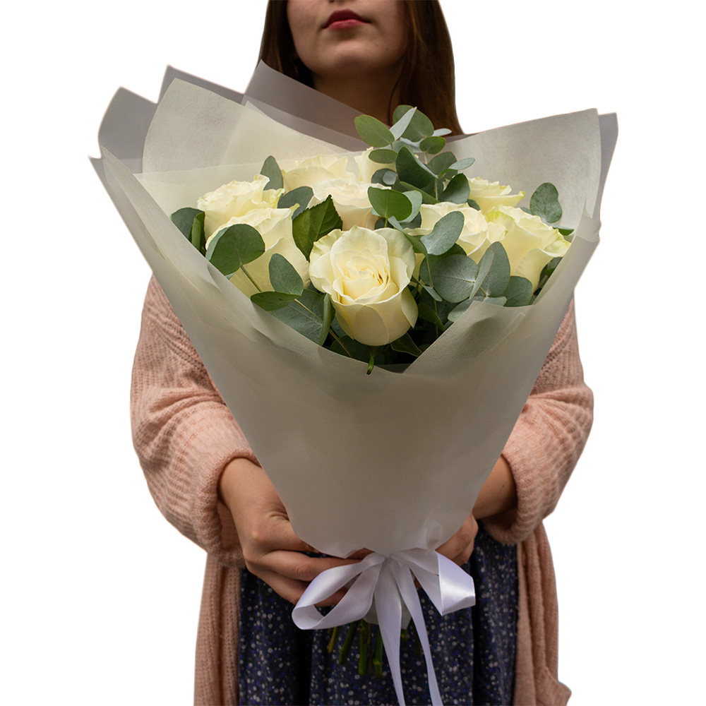 Элегантный букет из 9 белых роз с эвкалиптом – воплощение совершенства Абаза Республика Хакасия