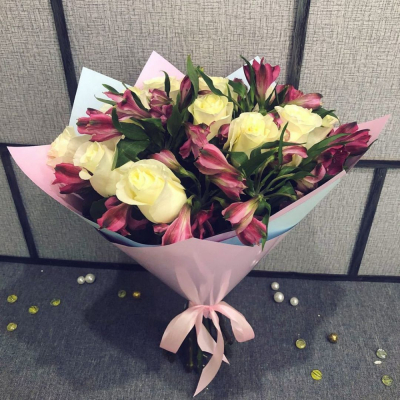 Нежный букет из белых роз и розовых альстромерий – гармония чистоты и нежности Абаза Республика Хакасия