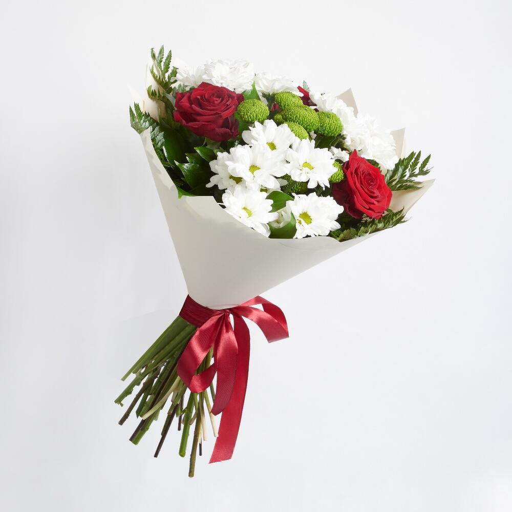 Букет «Настроение» – гармония красных эквадорских роз и нежных хризантем Абаза Республика Хакасия