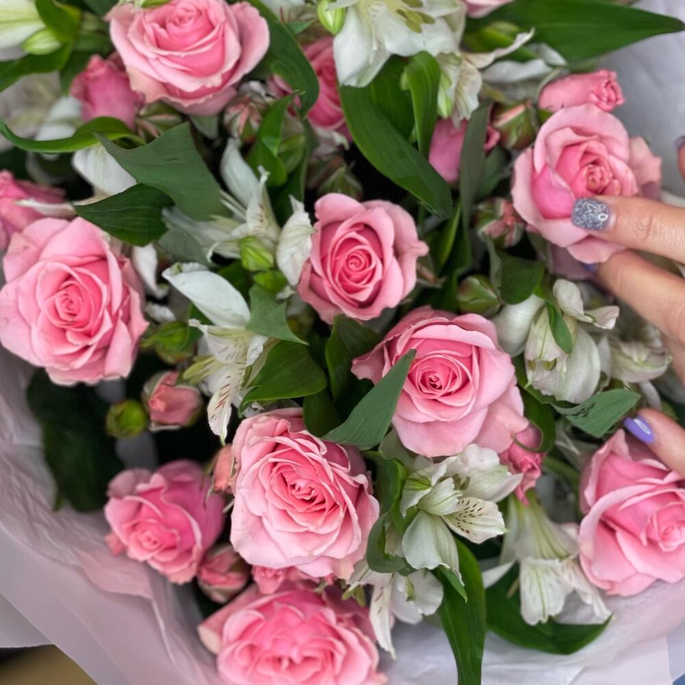 Букет «Розовый фламинго» – нежность розовых кустовых роз и белых альстромерий Абаза Республика Хакасия