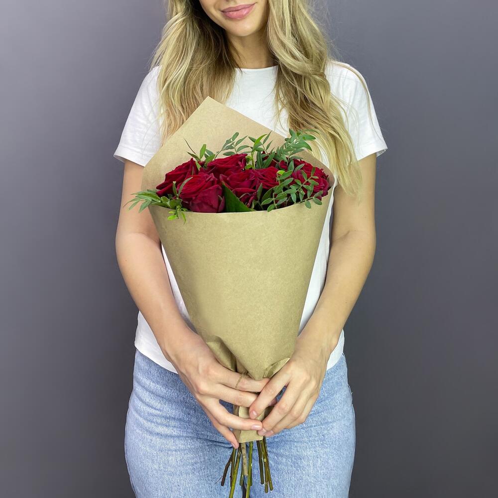 Букет из 9 красных роз с фисташкой – гармония страсти и свежести Абаза Республика Хакасия