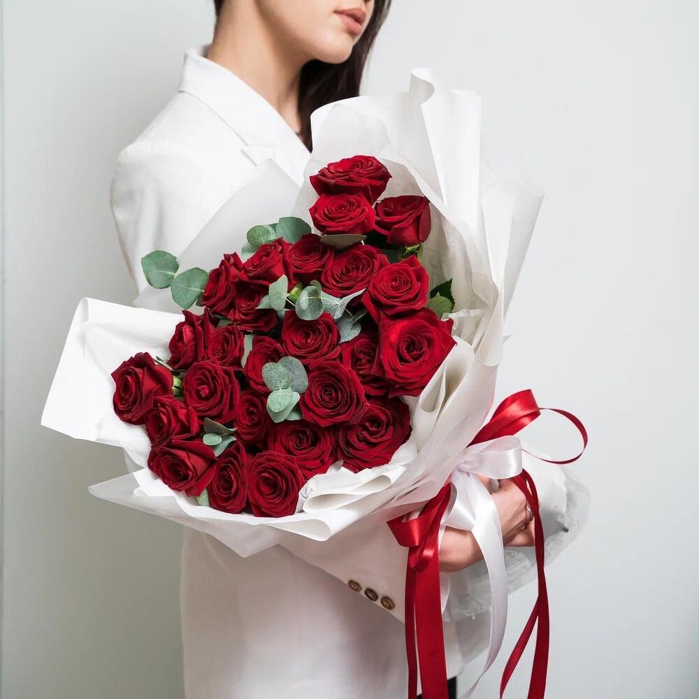Роскошный букет из 25 красных роз с эвкалиптом – королевский подарок  Абаза Республика Хакасия