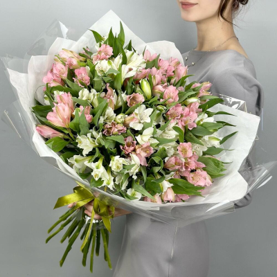 Букет «Гармония» – нежное сочетание белых и розовых альстромерий Абаза Республика Хакасия