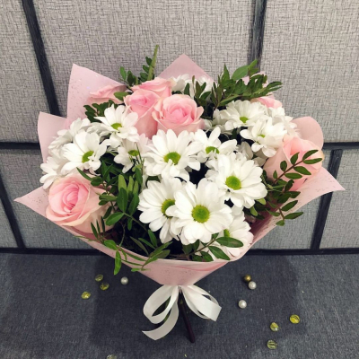 Букет из розовых роз и белых хризантем – элегантность в каждой детали Абаза Республика Хакасия