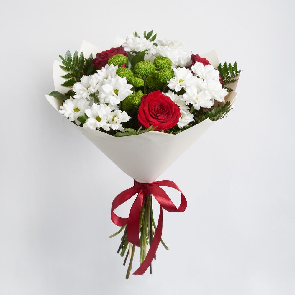 Букет «Настроение» – гармония красных эквадорских роз и нежных хризантем Абаза Республика Хакасия