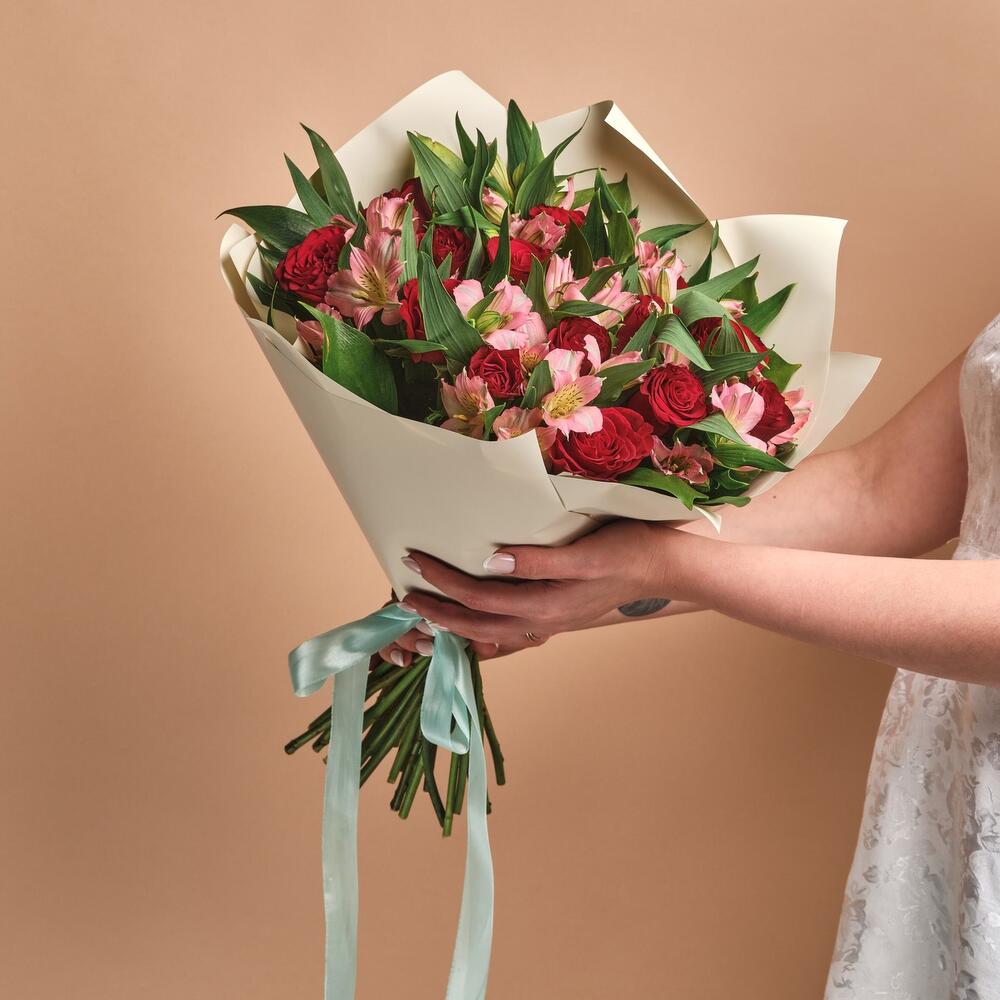 Букет «Нежность слов» — гармония красных роз и нежных альстромерий Абаза Республика Хакасия