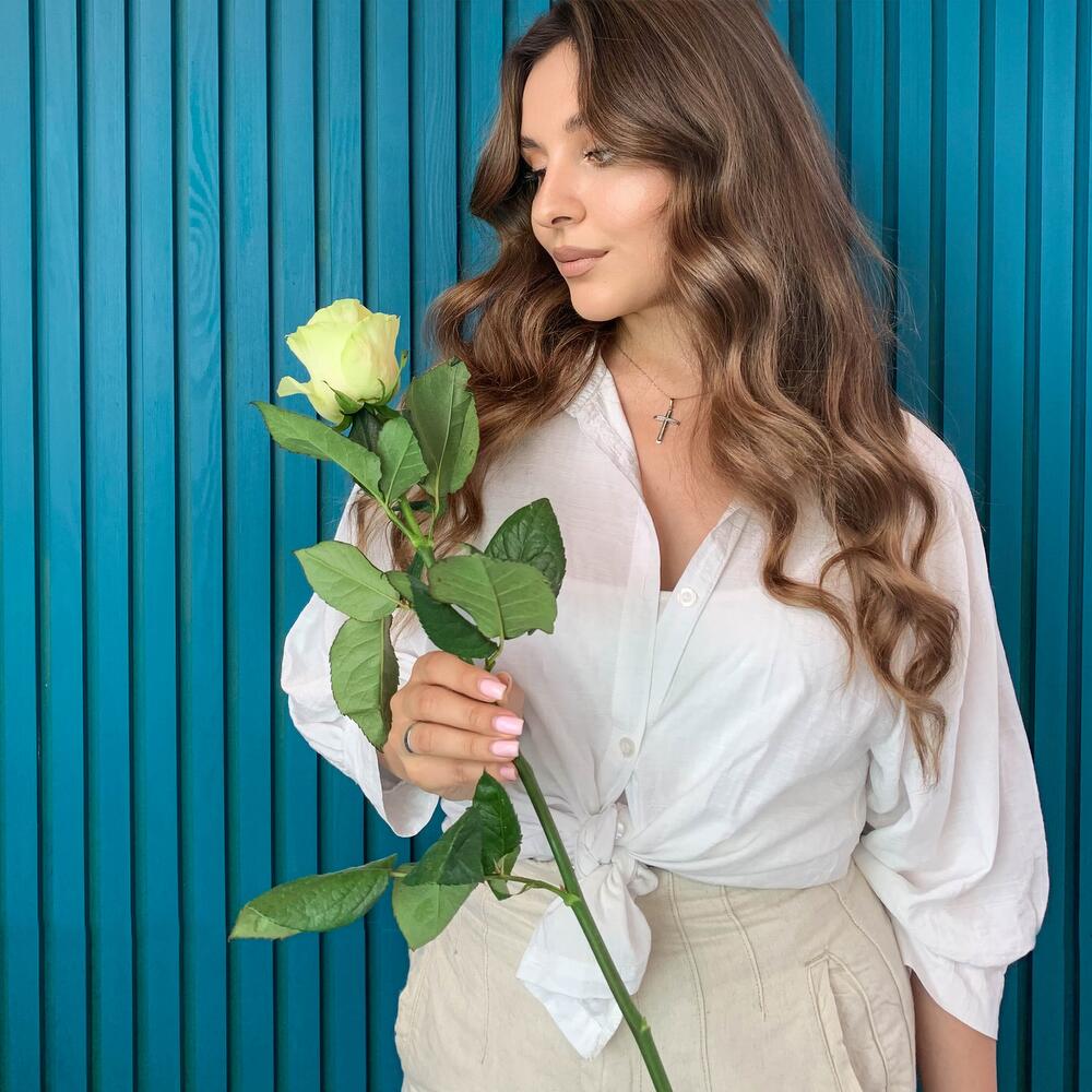 Комплимент из белой эквадорской розы – элегантность в каждом лепестке Абаза Республика Хакасия