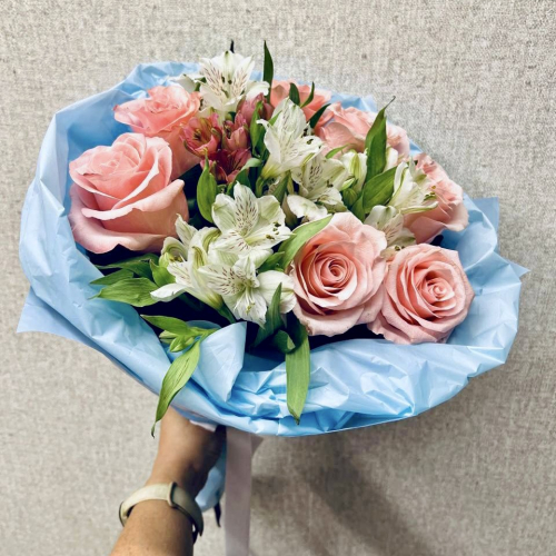 Букет «Фреш» – нежность розовых роз и белых альстромерий Абаза Республика Хакасия