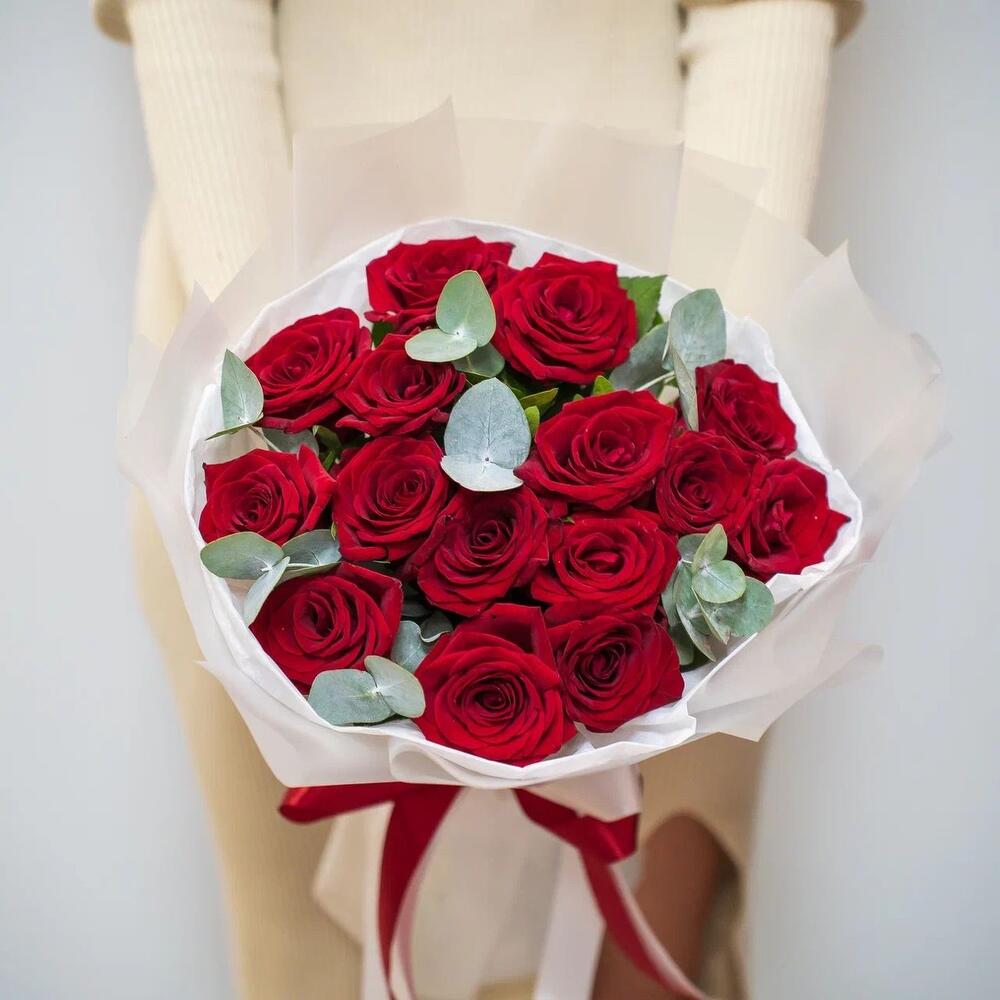 Элегантный букет из 15 красных роз с эвкалиптом – символ страсти и нежности Абаза Республика Хакасия
