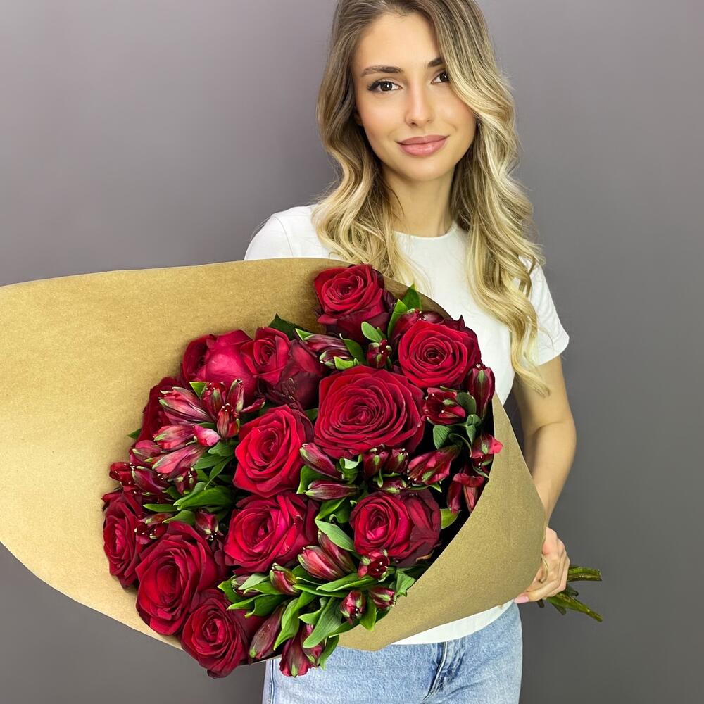 Букет «Стрелиция» – гармония из красных роз и белых альстромерий  Абаза Республика Хакасия