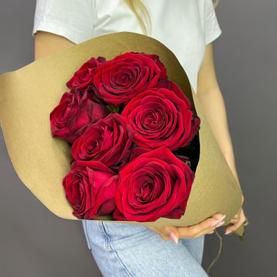 Букет из 7 красных роз в крафте – страсть в стильной упаковке Абаза Республика Хакасия