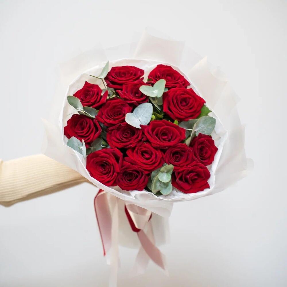 Элегантный букет из 15 красных роз с эвкалиптом – символ страсти и нежности Абаза Республика Хакасия