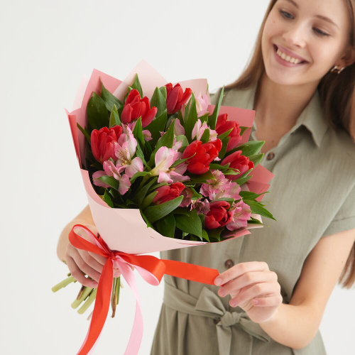 Букет «Первый поцелуй» красных тюльпанов и розовых альстромерий Абаза Республика Хакасия