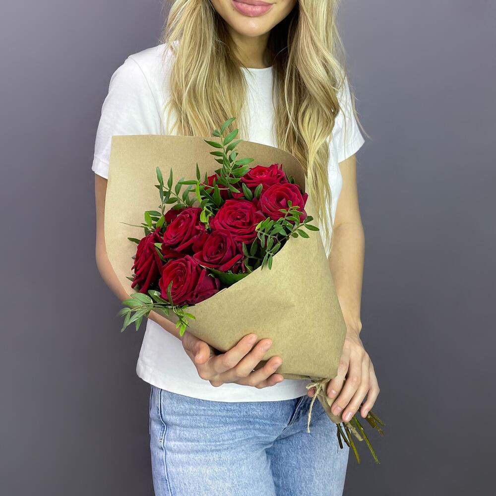 Букет из 9 красных роз с фисташкой – гармония страсти и свежести Абаза Республика Хакасия