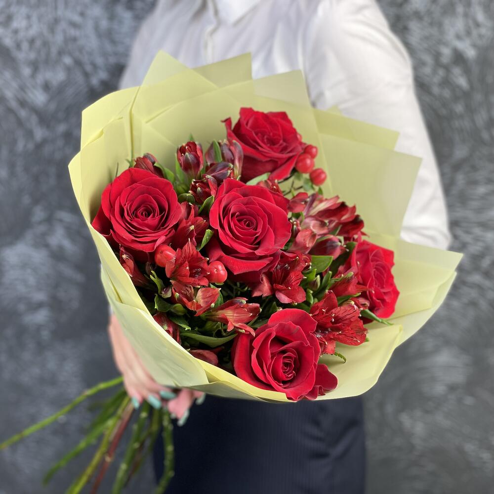 Букет «Бордо» – сочетание красных эквадорских роз и благородных альстромерий Абаза Республика Хакасия
