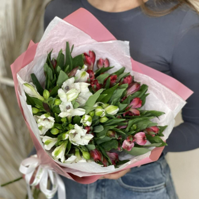 Букет «Люблю»– страсть и чистота в красно-белых альстромериях Абаза Республика Хакасия