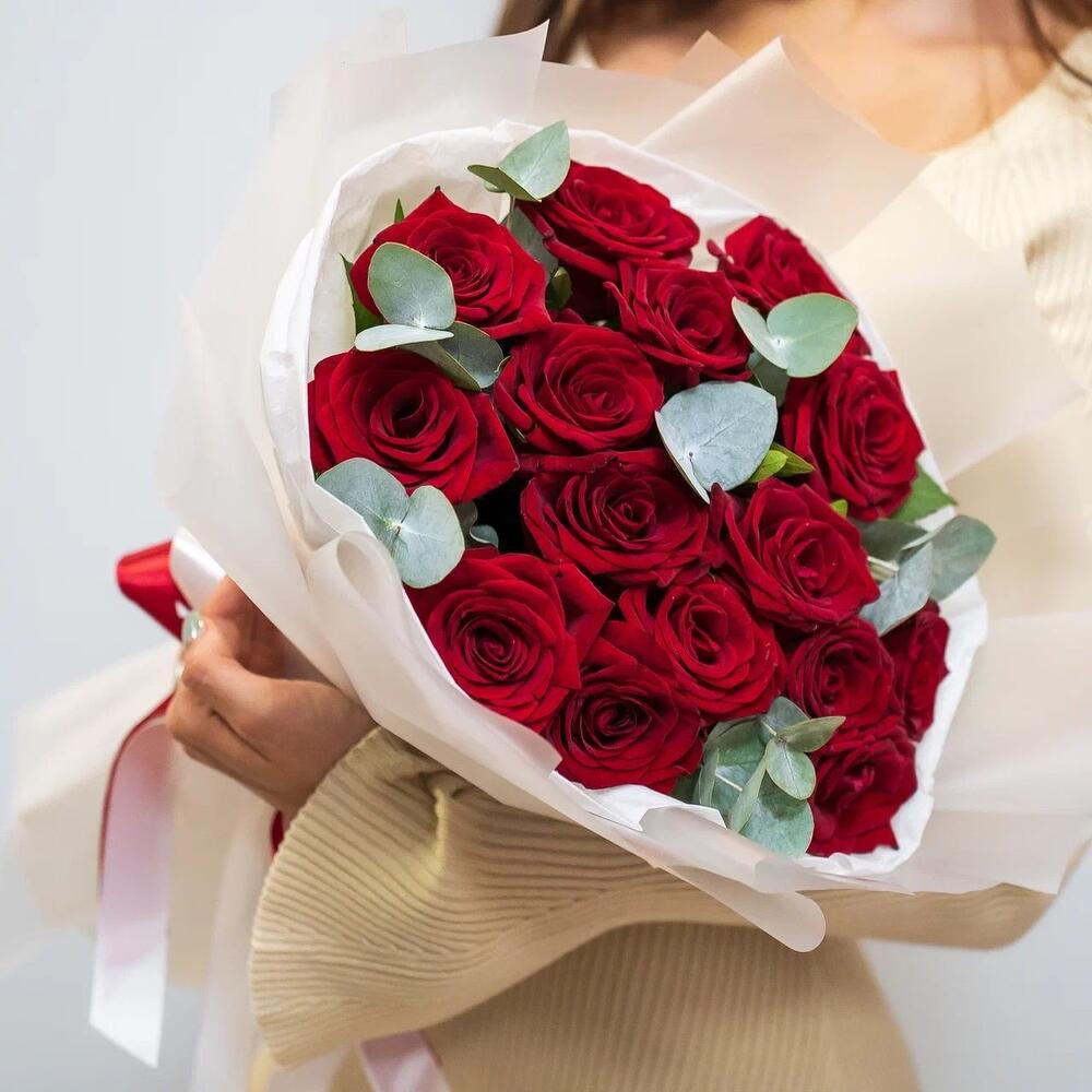 Элегантный букет из 15 красных роз с эвкалиптом – символ страсти и нежности Абаза Республика Хакасия