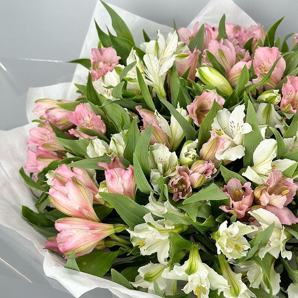 Букет «Гармония» – нежное сочетание белых и розовых альстромерий Абаза Республика Хакасия