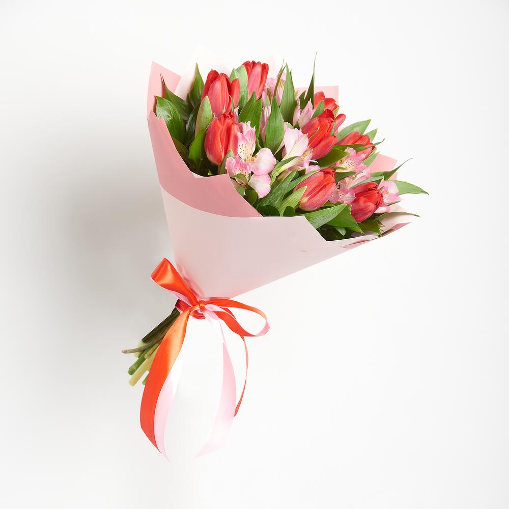 Букет «Первый поцелуй» красных тюльпанов и розовых альстромерий Абаза Республика Хакасия