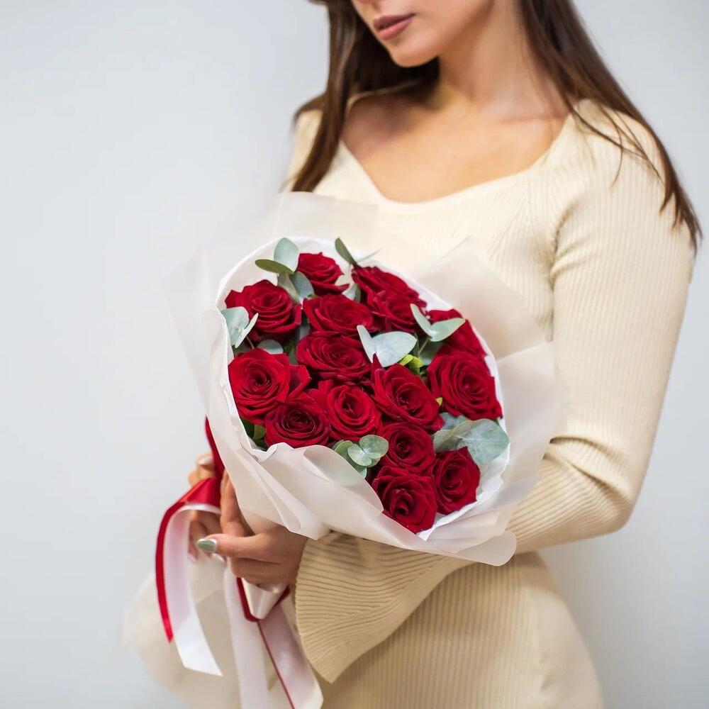 Элегантный букет из 15 красных роз с эвкалиптом – символ страсти и нежности Абаза Республика Хакасия