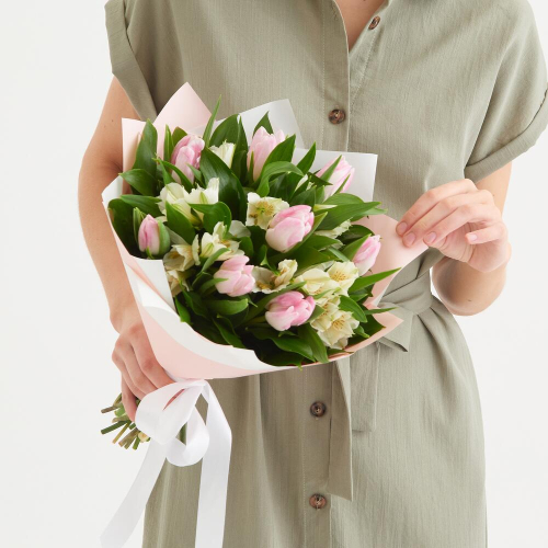 Букет «Первое свидание» розовых тюльпанов и белых альстромерий Абаза Республика Хакасия