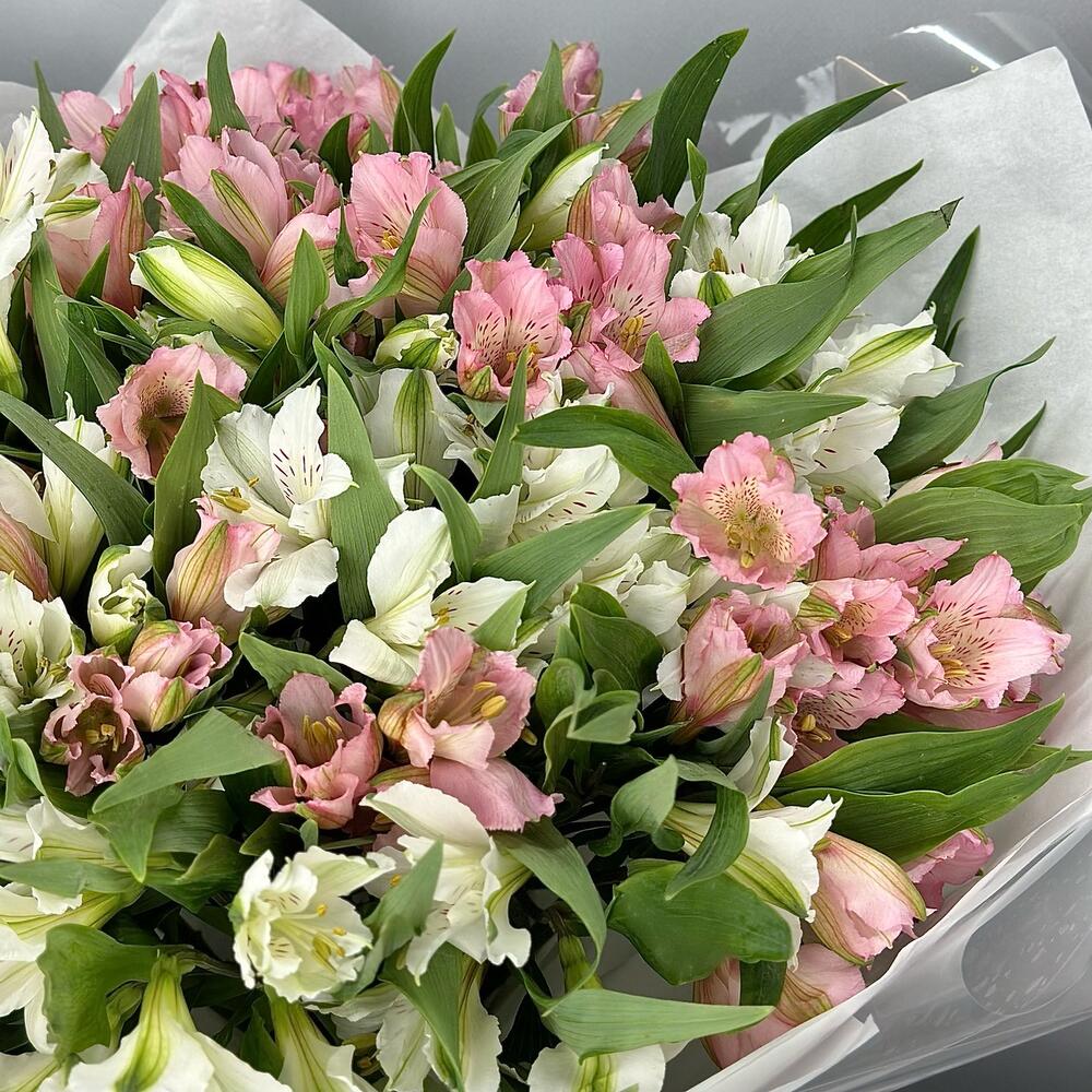 Букет «Гармония» – нежное сочетание белых и розовых альстромерий Абаза Республика Хакасия