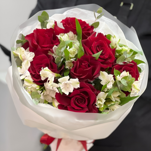 Букет «Любимой» – 7 эквадорских роз и белых альстромерий Абаза Республика Хакасия