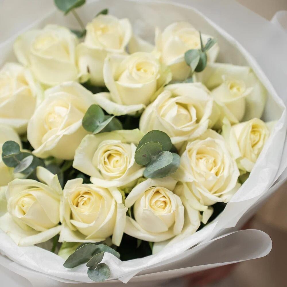 Букет из 15 белых роз с эвкалиптом – чистота и изысканность Абаза Республика Хакасия