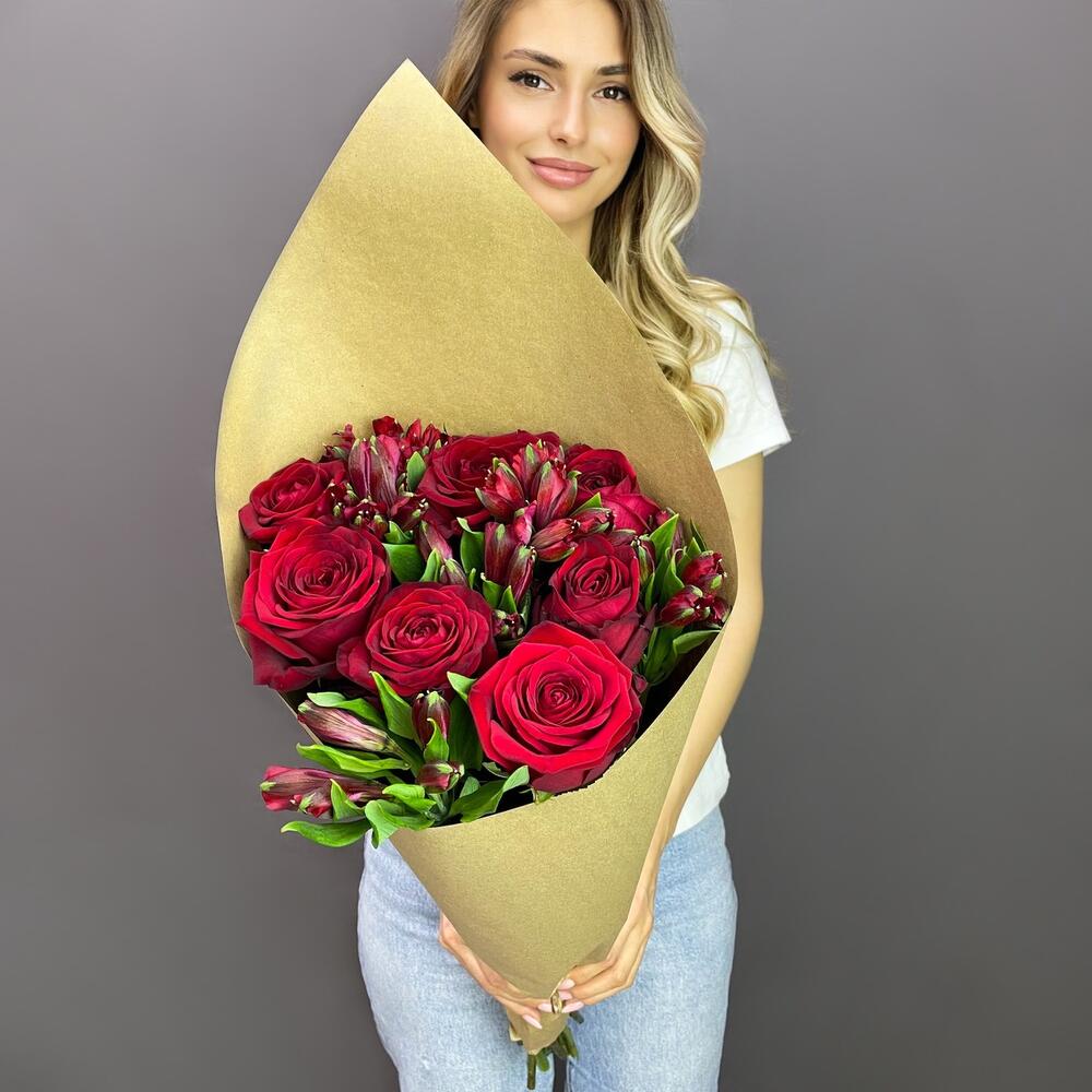 Букет «Страсть» – гармония красных роз и нежных альстромерий Абаза Республика Хакасия