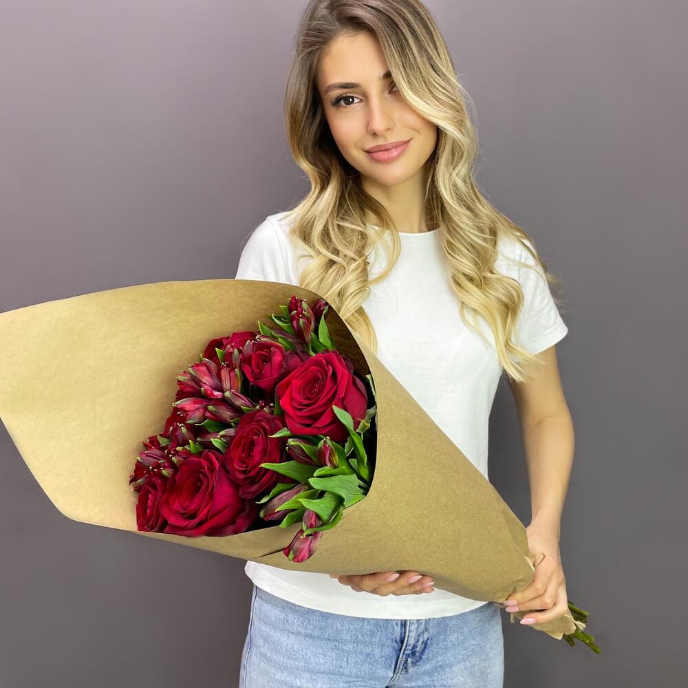 Букет «Страсть» – гармония красных роз и нежных альстромерий Абаза Республика Хакасия