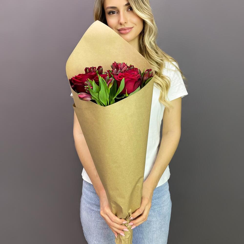 Букет «Страсть» – гармония красных роз и нежных альстромерий Абаза Республика Хакасия